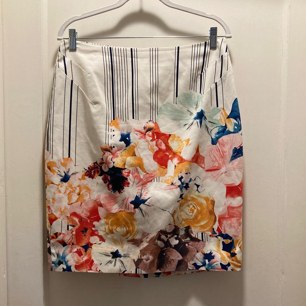 Karen Millen White Floral Pencil Skirt, size 10  gorgeous fabric and lined